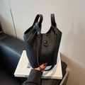 Bolso tipo cubo negro clásico en cuero granulado con asas superiores y correa fina - Negro