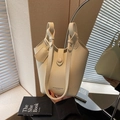 Bolso bombonera beige con grano de lichi, asa de cuero y estampado de logotipo chic - Blanco Roto