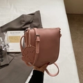 Sacoche rose texture litchi avec breloque chiot et bandoulière réglable pour femme - Rose