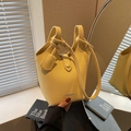 Bolso cubo amarillo de piel granulada con asa superior y correa de hombro informal - Amarillo