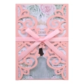 Elegante lasergeschnittene Hochzeitseinladung mit rosa Schleife und Blumenkarte auf Weiß - Rosa