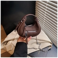 Dettaglio mini borsa marrone in pelle martellata con catena argento e zip decorativa - Marrone