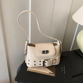 Sac seau chic en cuir blanc crème avec fermoir rotatif en métal et détail de ceinture - Blanc
