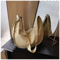 Borsa a tracolla a mezzaluna verde oliva chiaro con tracolla regolabile e tasche laterali - Cachi