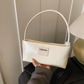 Bolso baguette chic de cuero blanco crema con perla jaspeada y parche de KOBNANA - Blanco