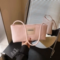 Bolso baguette de hombro en cuero brillante rosa claro con silueta rectangular chic - Rosa