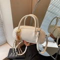 Sac Boston blanc motif litchi avec breloque raquette dorée et bandoulière amovible - Blanc Cassé Avec Pendentif