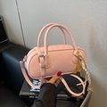 Sac à main Boston rose texture litchi avec breloque raquette dorée et détail de foulard - Rose avec pendentif