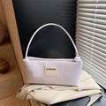 Bolso de hombro minimalista de cuero lila claro estilo baguette con detalle de perla - Morado