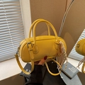 Sac Boston en cuir litchi jaune avec pendentif raquette de tennis et bandoulière réglable - Jaune avec Pendentif