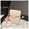 Dettaglio di borsa porta cellulare in pelle beige con ciondolo cavallo su seta - Beige Con Ciondolo