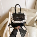 Mochila negra de charol con ribete de encaje blanco y detalle de lazo elegante - Negro
