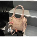 Borsa a secchiello rosa vintage con goffratura di animali e ciondolo orsetto - Rosa con ciondolo