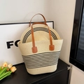Set borsa tote in paglia beige e cappello con strisce nere e manici in pelle marrone - Stile a Righe Orizzontali Nere / Bianco Sporco