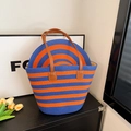 Set borsa tote e cappello di paglia a strisce blu e arancioni con manici in pelle - Blu