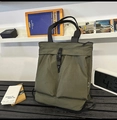 Dettaglio della borsa in nylon verde militare con doppie tasche ampie e fibbie - Verde