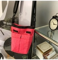 Dettagli della borsa a tracolla in nylon rosa con tasche frontali e tracolla - Rosso Anguria