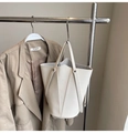 Detailansicht der weißen Beuteltasche aus Leder mit Lychee-Narbung und V-Nähten - Gebrochenes Weiß
