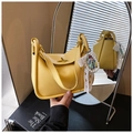 Détail d'un sac à main jaune en cuir avec pendentif perle et fermoir rotatif en métal - Jaune avec Pendentif