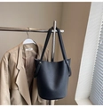 Minimalistische schwarze Bucket Bag mit Lychee-Textur und schmalem Schultergurt - Schwarz