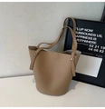 Khaki Beuteltasche mit großem Fassungsvermögen aus Leder mit Litschi-Muster und Nieten - Khaki