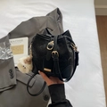 Borsa a secchiello nera con motivo serpente, fibbia dorata e ciondolo agnello peluche - Nero con ciondolo