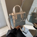 Borsa a secchiello in denim blu con finiture in pelle bianca e ciondolo cane palloncino - Bianco Crema Con Ciondolo