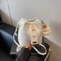 Borsa a secchiello bianca con trama a pelle di serpente e ciondolo mostro di peluche - Bianco Crema Con Ciondolo
