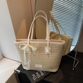 Bolso tote grande de paja tejida beige con lazo de encaje blanco y asas de cuero - Blanco Roto