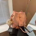 Borsa a secchiello rosa chiaro con stampa serpente, coulisse e ciondolo in peluche - Rosa con ciondolo
