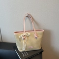 Bolso tote de paja tejida con asas de cuero rosa y un lazo de encaje blanco delicado - Rosa