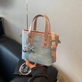 Mini borsa a secchiello in denim blu e pelle rosa con borchie e ciondolo cane palloncino - Rosa con ciondolo