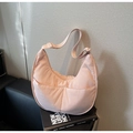 Dettaglio borsa a luna in nylon trapuntato rosa con tasche frontali e tracolla regolabile - Rosa