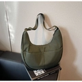 Detailansicht der olivgrünen Canvas-Tasche mit zwei symmetrischen Fronttaschen - Grün