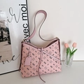 Rosafarbene Vintage-Schultertasche mit Bärenprint und Litschi-Struktur auf weißem Tisch - Rosa
