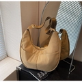 Detail der hellbeige wasserdichte Nylon Halbmond Tasche mit praktischen Vordertaschen - Khaki