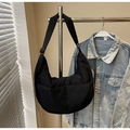 Dettaglio della tracolla larga regolabile di una borsa a mezzaluna in nylon nero - Nero