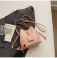 Light pink bucket crossbody bag with snake texture trim and golden metal clasp - Pink Without Pendant