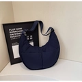 Dettaglio della borsa hobo a mezza luna blu scuro con doppie tasche frontali e trama - Blu
