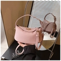Detailansicht der rosa Lederhandtasche mit goldenem Drehverschluss und Spiegelreflexion - Rosa