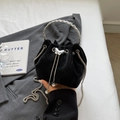Bolso tipo cubo de terciopelo negro con asa de cristal y hebilla de mariposa - Negro Con Asa