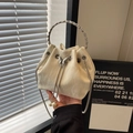 Bolso saco blanco con cordón, detalles de perlas y asa de anillo plateada con diamantes - Blanco Crema Con Asa