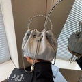 Bolso saco plisado plateado con detalle de mariposa y asa redonda metálica en espejo - Plata Con Asa