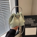 Bolso saco verde menta con asa de cristal, hebilla de mariposa y adornos de perlas - Verde Con Asa
