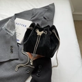 Sac seau chic en velours noir avec fermoir papillon argenté et fine bandoulière chaîne - Noir Sans Poignée