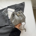 Sac seau métallique argenté avec boucle papillon, chaîne en métal et perles - Argent Sans Poignée