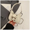Mini sac à main hobo crème avec nœud argenté et bandoulière en chaîne métal - Blanc