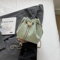 Sac seau plissé vert menthe avec boucle papillon argentée et bandoulière chaîne - Vert Sans Poignée