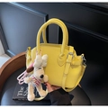 Bolso bandolera amarillo con patrón de lichi, lindo colgante de perro y asa - Con Colgante / Amarillo