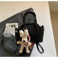 Bolso de cuero negro con textura de lichi y colgante de perrito de peluche - Con Colgante / Negro